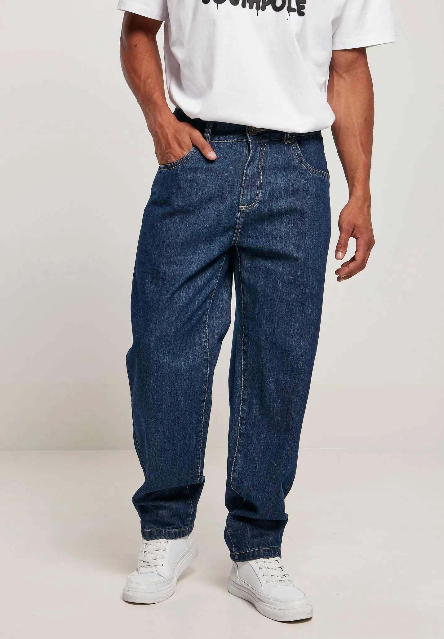 Baggy jeans with spray logo