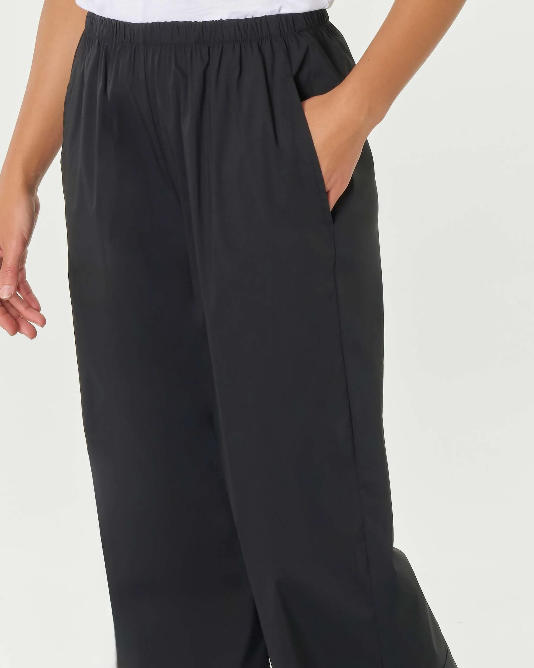 Pantaloni nero in popeline di cotone stretch dalla linea wide con elastico inserito in vita
