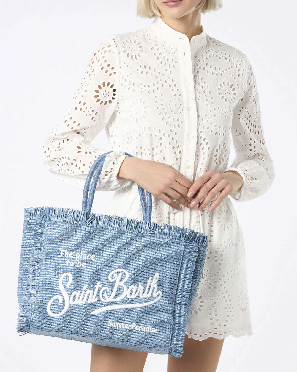 Vanity straw azzurra in raffia intrecciata con scritta logo bianca stampata con frange lungo i profili